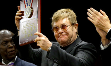 ELTON JOHN 450x270 - Elton John Recibe Premio De Harvard