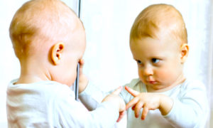 VESTIR A BABE 300x180 - Metas De Bebé: Cómo Vestir A Tu Bebé