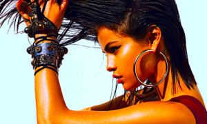 selena pelo 1 1000x600 300x180 - Selena Nos Marea