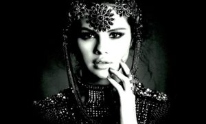 SELENA BW 1 300x180 - Selena Comparte Su Instagram