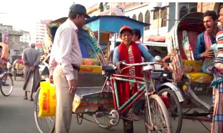 TAXI LADY 450x270 - La Única Mujer Que Maneja Un Bicitaxi En Bangladesh