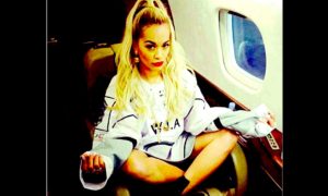 RITA ORA PLANE 300x180 - Los Rituales De Rita Ora En El Cielo