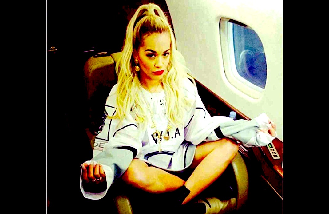 RITA ORA PLANE - Los Rituales De Rita Ora En El Cielo