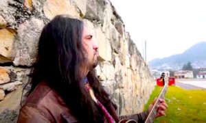 ROCKERO INDIO 300x180 - El Rockero Indígena Que Desafía La Escena Musical