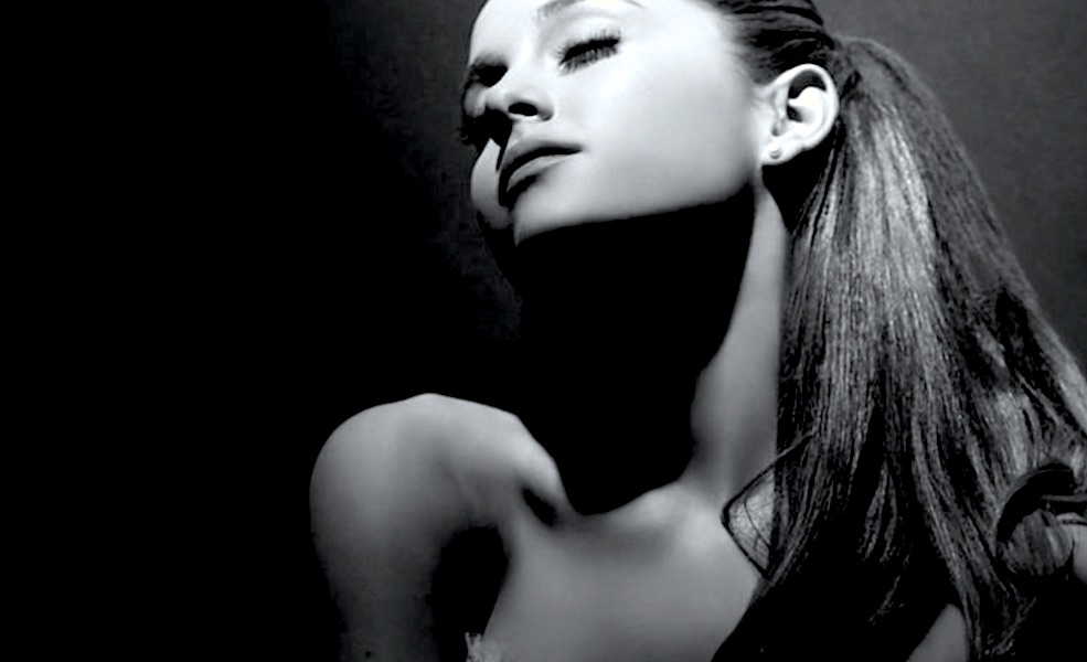 ariana BW 985x600 - Ariana Grande Regresa