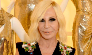 donatella versace 300x180 - La Bella Donatella Nos Enseña Cómo Se Pronuncia 'Versace'