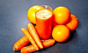 zanahoria naranja jugo 300x180 - Vigor Con Naranja y Zanahoria
