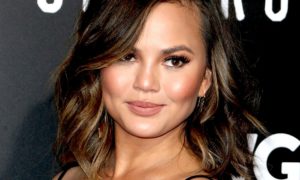 TEIGEN 300x180 - Chrissy Teigen Es Una Fan De La Línea Materna  Khloe