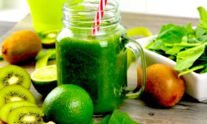 Batido detox verde 300x180 - Jugos Detox: Kiwi y Espinacas