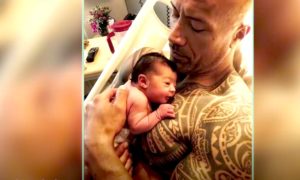 dwayne e hija 300x180 - Todos Los Detalles De La Hija Recién Nacida De Dwayne Johnson