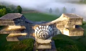 monumento 300x180 - Exploración Urbana: Sobrevolando Monumentos De La II Guerra