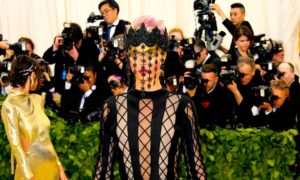 CARA DELEVIGNE 300x180 - Los Looks Más Extravagantes De La Gala De Met