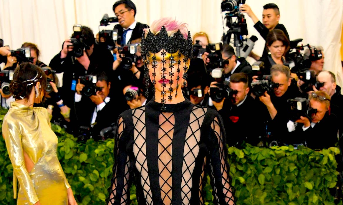 CARA DELEVIGNE - Los Looks Más Extravagantes De La Gala De Met