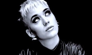 KATY BW 300x180 - Lás Más Millonarias