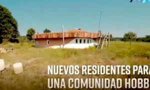HOBBITT CASA 300x180 - Olvídate De La Vida Real, Este Hombre Construye Una Comunidad De Hobbits