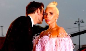 PAREJA GAGA 300x180 - Pareja De Góndola