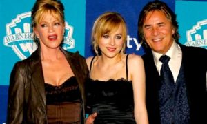 DAKOTA Y FLIA 300x180 - Dakota Johnson y Su Famosa Familia