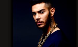 KILLA 300x180 - 3 Detalles De Emis Killa