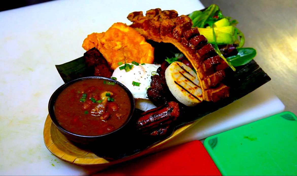 BANDEJA PAISA - 10 Comidas Muy Latinas