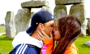 CHICHARITO Y SARAH 300x180 - El Chicharito Está... ¡Retefeliiiiiiz!