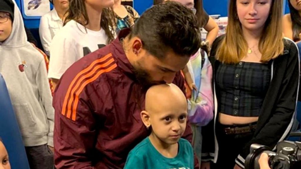 maluma cantante se corta el cabello para donarlo a los ninos con cancer 707381 1024x576 - Maluma Se Corta La Melena En El Día Mundial Contra El Cáncer