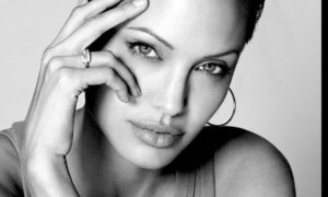 JOLIE 1 1 300x180 - ¿Más Carne En Tus Labios?