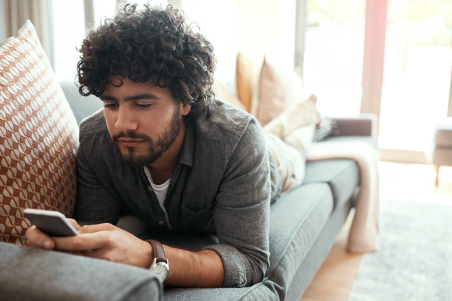 Solitario - Estos siete consejos te mantendrán en tus citas seguro y prudente