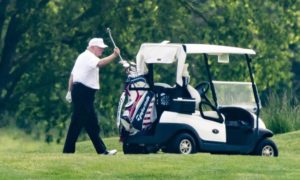 Trump Golf 300x180 - En plena pandemia Trump se va a jugar golf