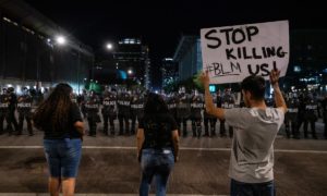 Black 4 300x180 - Caos y violencia en los EEUU por las protestas por la muerte de George Floyd