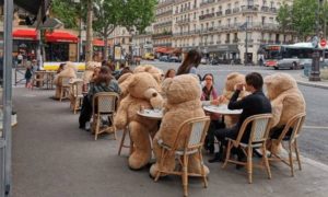 Mesas Paris 300x180 - Ositos de peluche para guardar la distancia social
