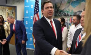 Ron DeSantis 300x180 - Gobernador de Florida culpa a trabajadores hispanos de contagios de Covid en su estado