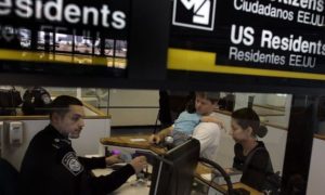 Visas 3 300x180 - Hasta fin de año extiende Trump suspensión de permisos de trabajo y "green cards"