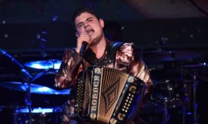 Alfredo Olivas 300x180 - Alfredo Olivas con excelente video, "Volver´"