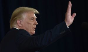 Trump 1 300x180 - Trump firma orden ejecutiva para diferir impuestos y dar estímulo económico