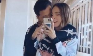 belinda y christian nodal 1 300x180 - Belinda se tatúa las iniciales de su nuevo amor
