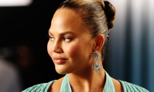 chrissy teigen hospital kb main 200928 96d5c343fe5e50ec3a1b361309f98e32 300x180 - Chrissy Teigen tiene complicaciones en su embarazo