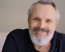 descarga 78 225x180 - Miguel Bosé reaparece en un video que deja preocupados a sus fans