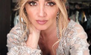 descarga 8 1 300x180 - Andrea Legarreta combate el coronavirus y una neumonía