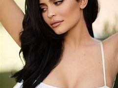 th 5 1 241x180 - Kylie Jenner comparte su 'look' casual, frente a su mansión en Los Ángeles