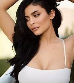 th 5 1 241x270 - Kylie Jenner comparte su 'look' casual, frente a su mansión en Los Ángeles