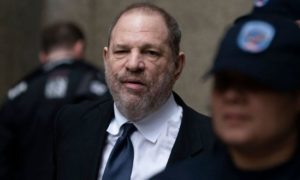 5dfd0c38b891e 1004x565 1 300x180 - Weinstein es acusado en Nueva York