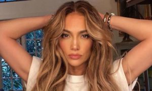 BB19FJZU 300x180 - Jennifer Lopez regresa se ve espectacular con su nuevo look