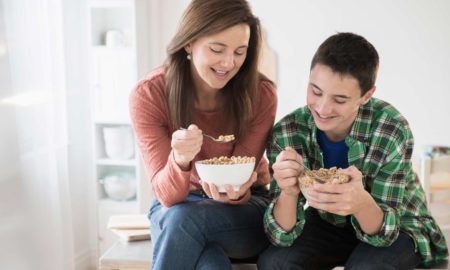 adolescentes 450x270 - Tu hijo adolescente te necesita más que nunca, debes ayudarle