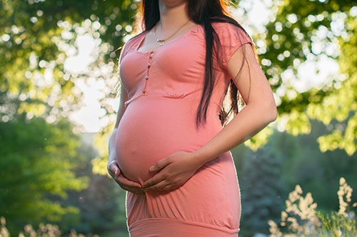 pregnant woman holding stomach 500px - Seis alimentos que fortalecen el desarrollo del bebé durante el embarazo