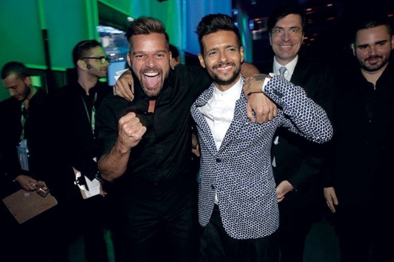 ricky martin y robi draco.jpg 322969972 - Súbete a mi moto la nueva serie de moda