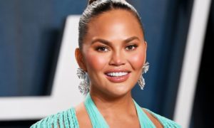 73c4016a74fe907e0a8c99c14e10bbf5f5 chrissy teigen.2x.rsocial.w600 300x180 - Chrissy Teigen defiende a Meghan de las críticas