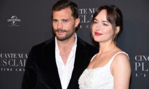 descarga 5 3 300x180 - A Jamie Dornan le llegan fotos del "hijo que tuvo"