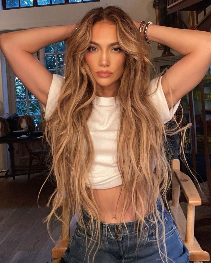 descarga 61 1 819x1024 - Jennifer Lopez sin censura y posa desnuda en Instagram