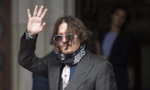 johnny depp pegue heard 1594226358887 300x180 - Warner Bros. pide renuncia a Johnny Depp