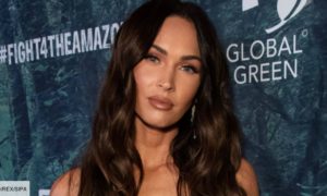 megan fox la brune incendiaire de la saga transformers prend la pose pour la premiere fois avec son nouveau compagnon 300x180 - Megan Fox asegura que su relación salvó a Machine Gun